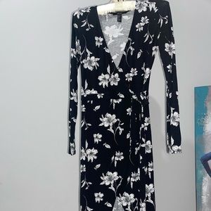 ₿ Black & white floral dress